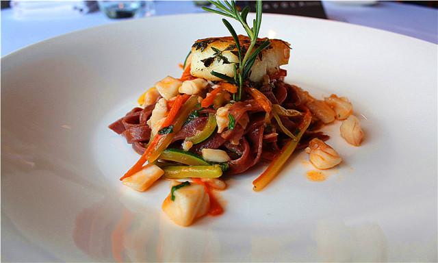 鎵嬪伐鑷埗绾㈤厭瀹介潰閰嶇孩椴烽奔Red Wine Tagliatelle with Red Snapper and Fish Stock.jpg