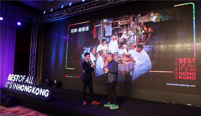 图三：香港美食达人纪晓华（右）亲临现场分享在香港品尝美食的体验.jpg