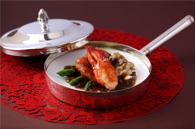 The House of Dynasties_龙庭_Wok-fried Boston Lobster, Preserved Vegetables_橄榄菜炒波士顿龙虾.jpg