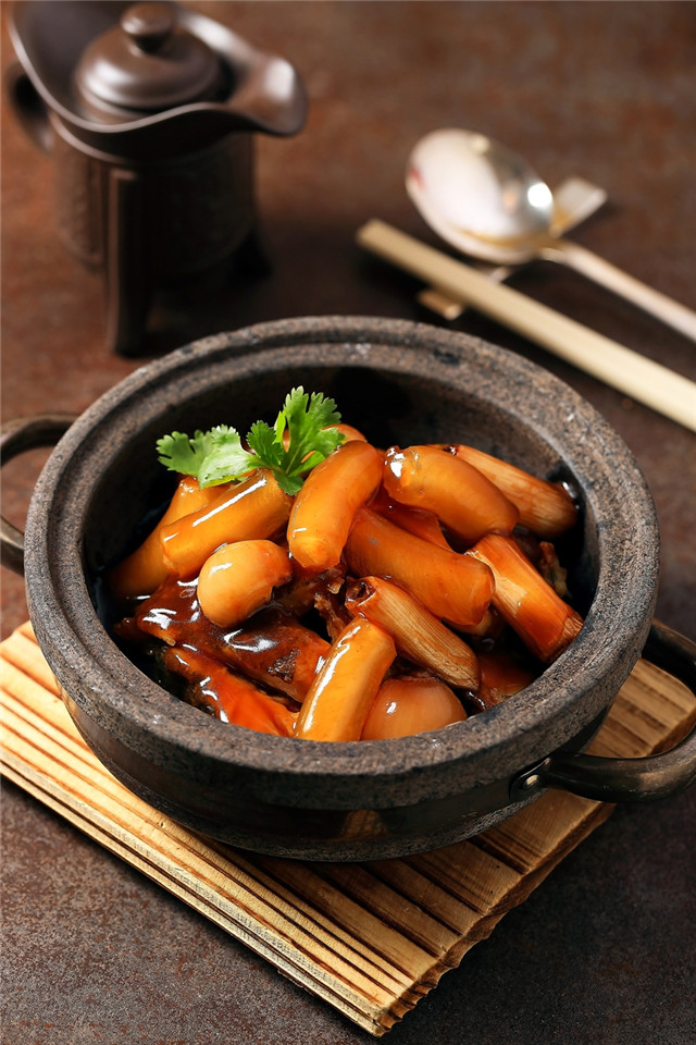 石窝鲟龙鱼筋葱烧多宝鱼 Braised sturgeon tendon with turbot fish.jpg