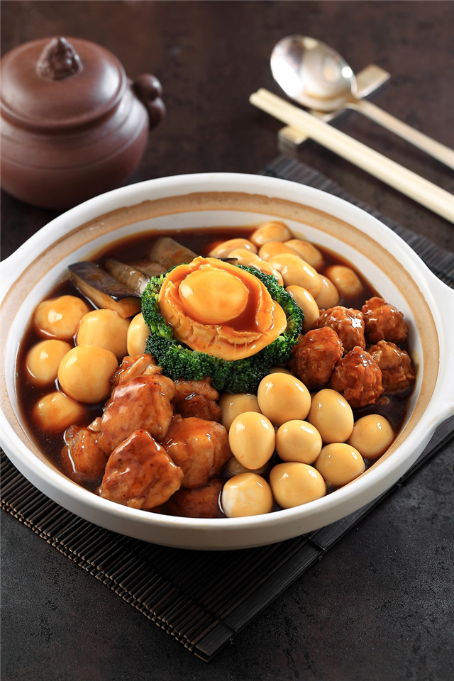 迷你八喜鲍鱼全家福 Braised abalone, meat ball, chicken and vegetable in clay pot.jpg