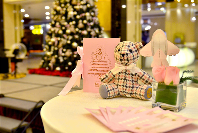 1.圣诞点灯Christmas Tree Lighting.jpg