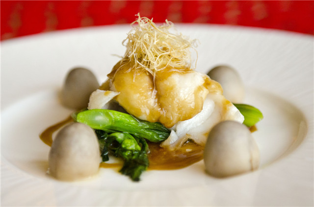 3.金龙吐珠蒸海斑 Steamed spot with Mushroom and Choy sum.jpg