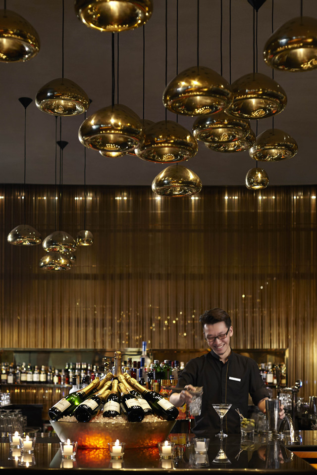 Centro barman hospitality shot D_副本.jpg