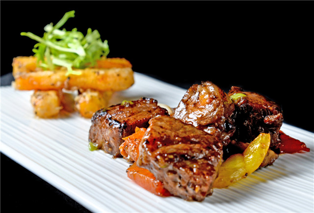 6.黑松露金瓜和牛粒 Fried Wagyu cubes with pumpkin in truffle sauce.jpg