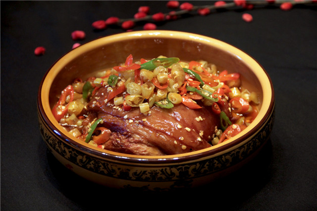 2.野山椒豉汁扒脱骨猪肘 Grilled Pork Legs with Soybean Sauce.jpg