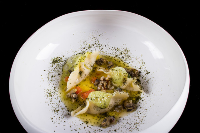 Stuffed Crab Ravioli, Yellow Tomatoes, Estragon, Clams 自制蟹肉饺子，黄色小番茄，龙蒿，文蛤_.jpg