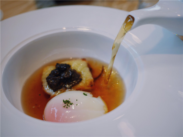 帕维亚式牛肉清汤配水波蛋，焗方蒂娜芝士及浸洋葱Pavia Style Beef Consommé, Poached Egg, Gratinated Fontina And Onion Confit.jpg