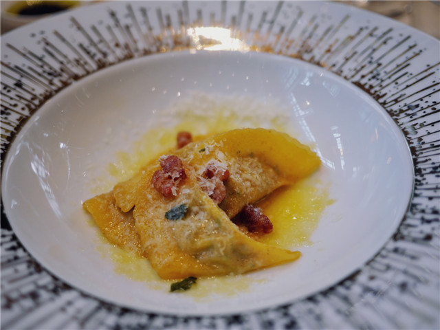 贝加莫祖母意饺包猪肉及小牛肉配黄油香草汁Traditional Ravioli From Bergamo.jpg