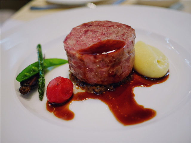 意式猪肉香肠配土豆泥及牛肝菌Simmered Pork Sausage.jpg