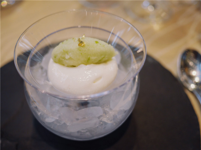 苹果冰霜配牛奶泡沫Apple Sorbet And Milk Foam.jpg