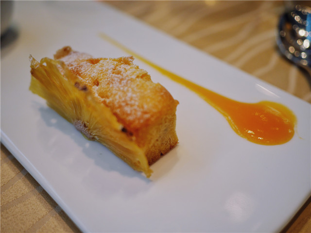 杜尼泽堤蛋糕配菠萝及酸奶冰淇淋Donizetti’s Favorite Cake With Pineapple And Yogurt Ice Cream.jpg