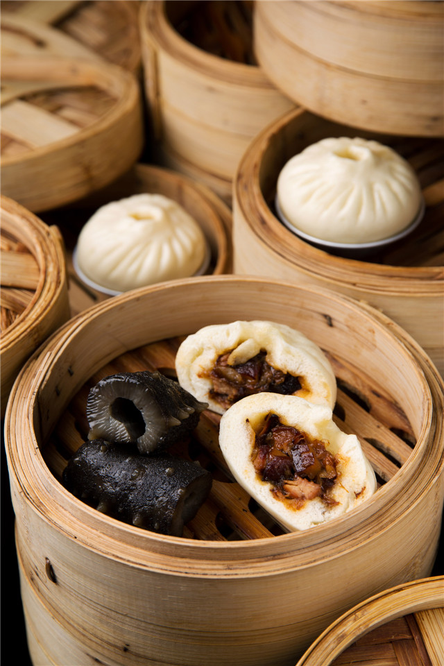 海参烧肉包Steamed pork and sea cucumber bun.jpg