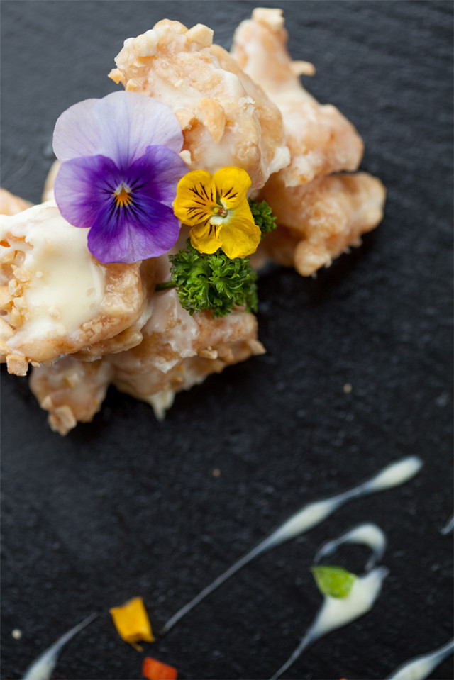 果仁脆皮沙律虾球 Deep-fried crispy prawn meatballs with salad sauce.jpg