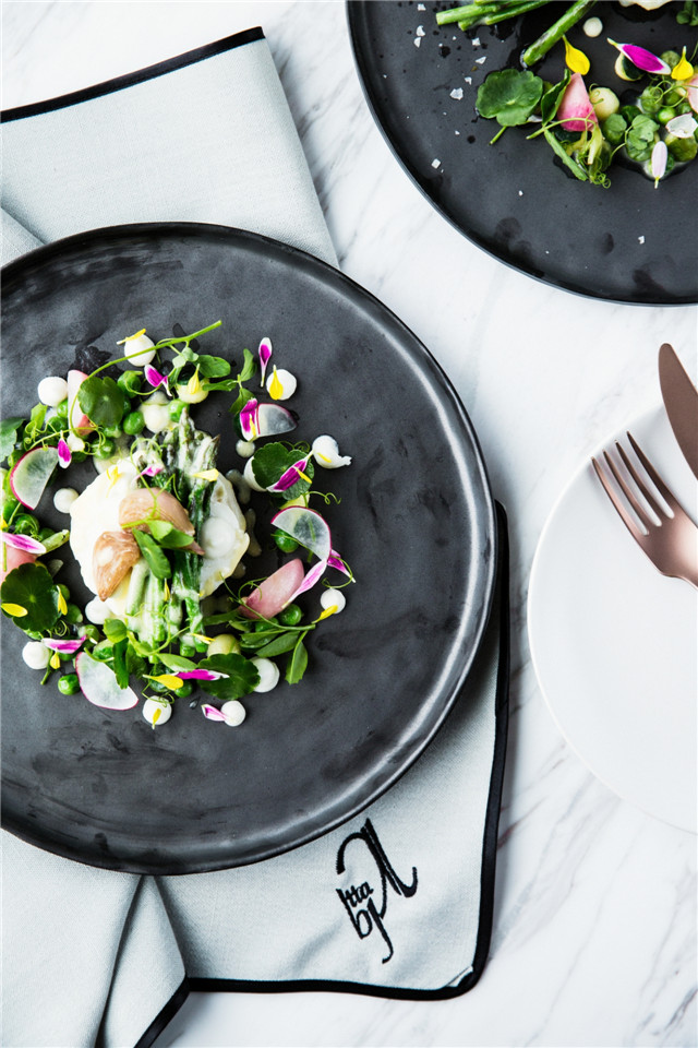 蒸鳕鱼配奶油山药泥Steamed black cod Chinese yam puree spring vegetables champion sauce.jpg