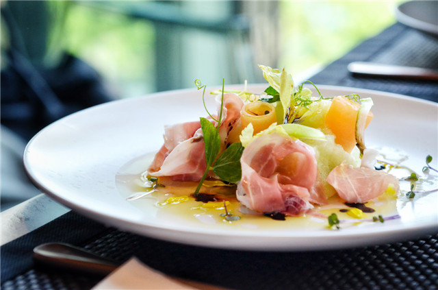 帕尔马火腿配蜜瓜冰沙 腌蜜瓜 橄榄油 浓缩黑醋汁parmaham with honey melon sorbet and marinated melon micro green olive oil balsamic reductio.jpg