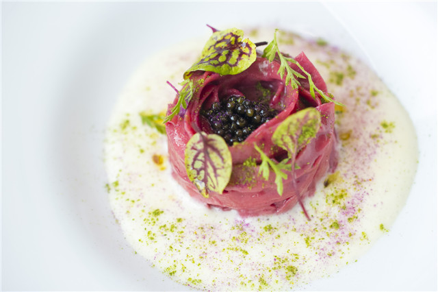 Beetroot spaghetti, potato foam, Hokkaido urchins, Siberian caviar_红菜头直面，土豆泡沫，北海道海胆，西伯利亚鲟鱼子.jpg
