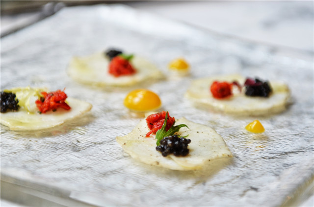 塔斯马尼亚鲍鱼薄片配Calvisius 鱼子酱，风干番茄及甜椒Abalone Carpaccio.jpg