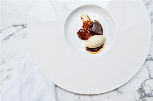 榛子奶油，巧克力塔，榛子脆片及冰淇淋Hazelnut Cream, Chocolate Tart, Crispy Hazelnut And Gelato.jpg
