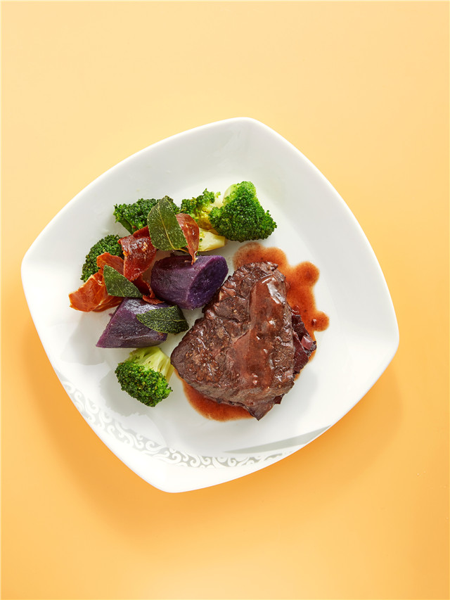 主菜-慢炖牛里脊 Main course-Braised Beef Filet.jpg