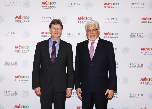batch_墨西哥旅游部长恩里克·德拉马德里先生 (Enrique de la Madrid) 与墨西哥驻中国大使何塞·路易斯·贝尔纳尔(Jose Luis Bernal ）.jpg