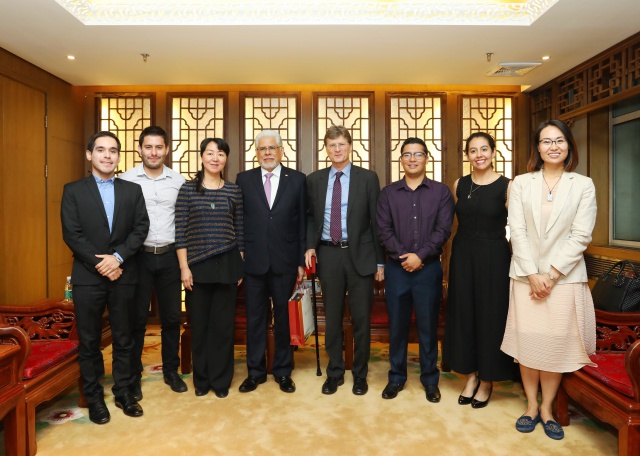 batch_墨西哥旅游部长恩里克·德拉马德里先生 (Enrique de la Madrid)与对外经济贸易大学同学.jpg