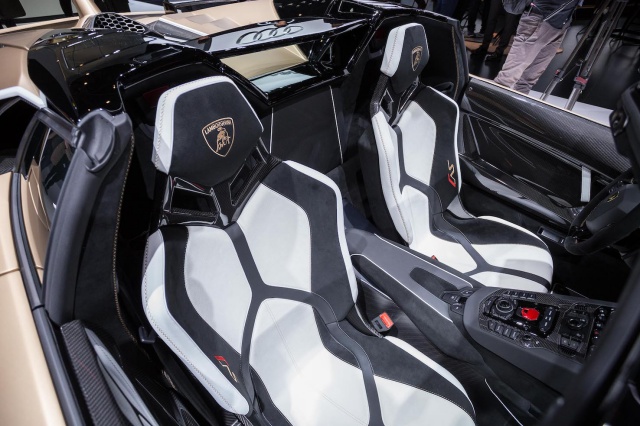 batch_兰博基尼Aventador SVJ Roadster携Alcantara内饰亮相日内瓦车展.jpg