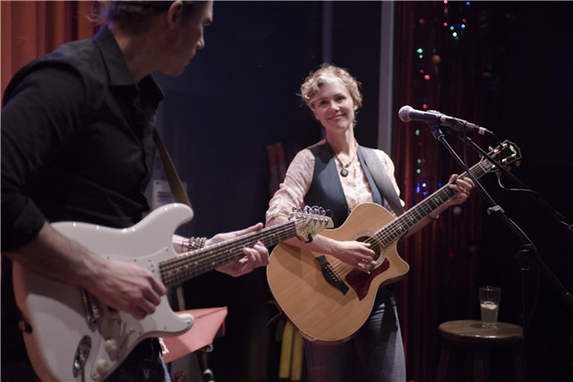 加拿大乐手Gabriel Beaudoin（男）和Ember Swift（女）在B.B.QUEEN演出.jpg