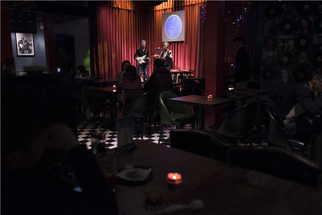 乐队在B.B.QUEEN演出 .jpg