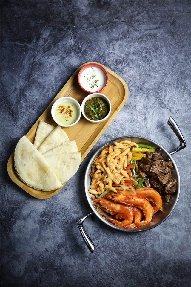 铁板双拼法基塔 Beef and Prawn Fajita .jpg