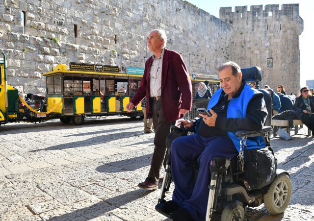 batch_坐轮椅的老人在耶路撒冷老城中使用“无障碍通行导航APP”.jpg