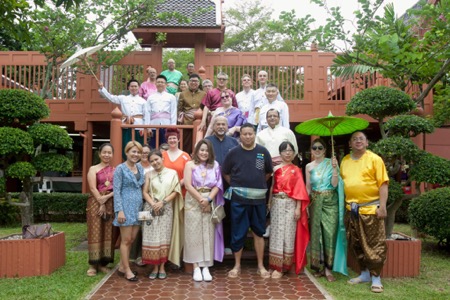 3.泰国会展局总裁Chiruit Isarangkan Na Ayuthaya先生与国际媒体团参观泰国传统村庄.jpg