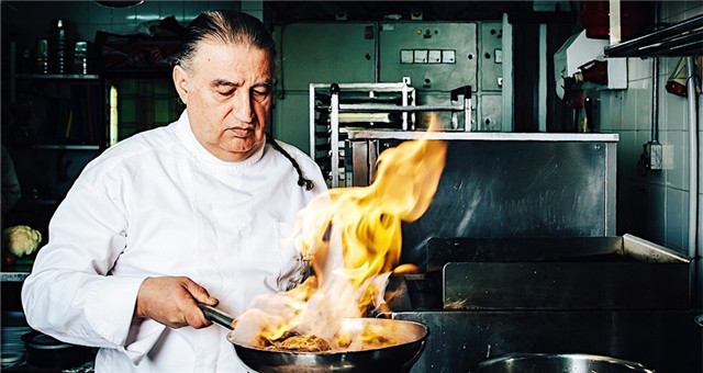 1569322867310023999.jpg 大厨Moshe Basson(Credit ArtistsColony.com).jpg