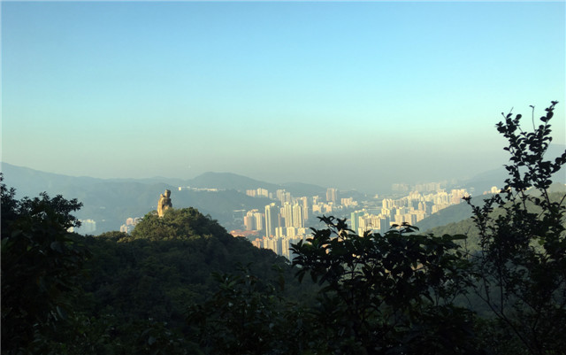 沿着狮子山郊野公园健行，可看到香港胜景之一望夫石.jpg