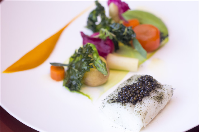 Cod fish, micro vegetable, broccoli puree, Kaluga caviar_鳕鱼，迷你时蔬，西兰花酱，卡卢加顶级鲟鱼子.jpg