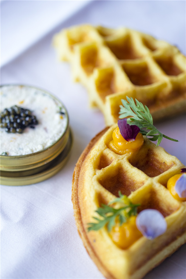 Caviar Ossetra, whipped cream, lime, waffle_ 俄罗斯鲟鱼子，打发奶油，青柠，华夫饼 .jpg