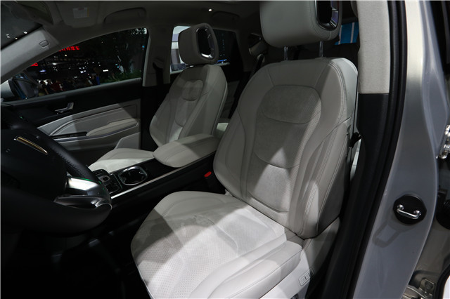 02_红旗首款全电动SUV-E-HS3采用浅灰色Alcantara材料的内饰设计.jpg