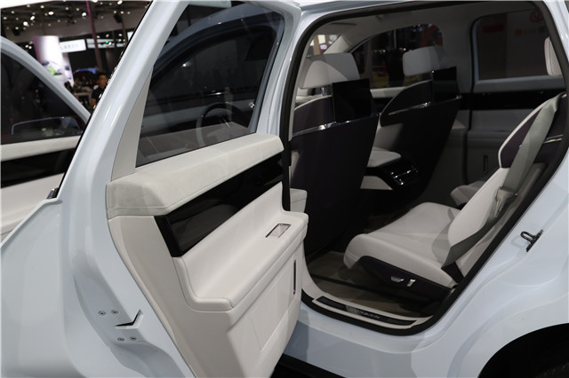 05_博郡首款智能电动高档SUV-iv7选取Alcantara材料装饰其内部车顶、仪表面板及门板顶部.jpg